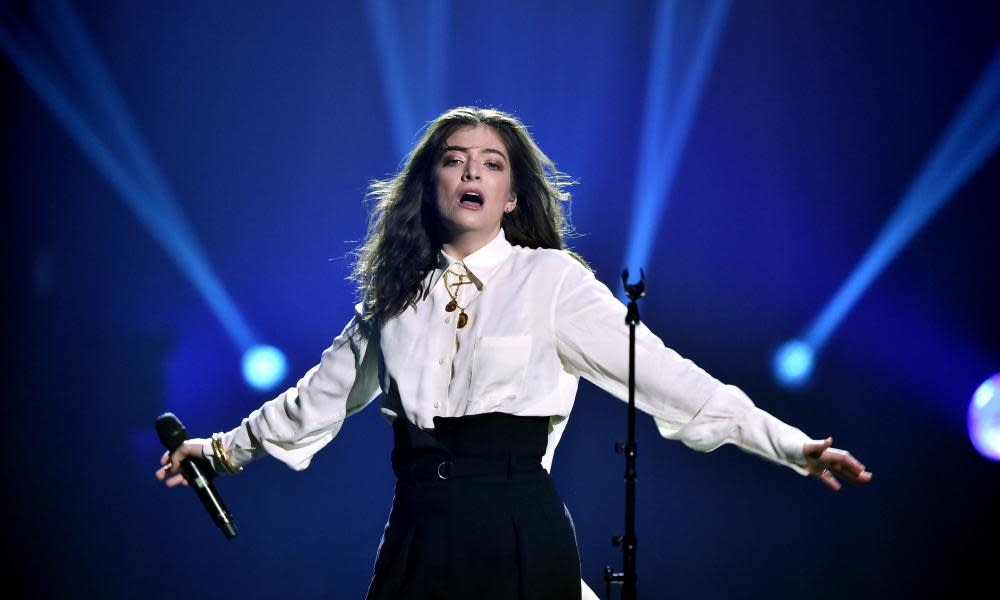 BESTPIX: 60th Annual GRAMMY Awards - MusiCares Person Of The Year Honoring Fleetwood Mac - ShowNEW YORK, NY - JANUARY 26: Recording artist Lorde performs onstage during MusiCares Person of the Year honoring Fleetwood Mac at Radio City Music Hall on January 26, 2018 in New York City. (Photo by Steven Ferdman/Getty Images)