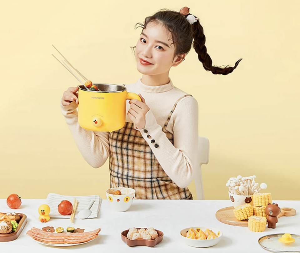 Line Friends Electric Hot Pot Cooking Pot Co-branded Joyoung 304 Stainless Steel Mini Electric Cooker (Photo: Joyoung x Line Friends)
