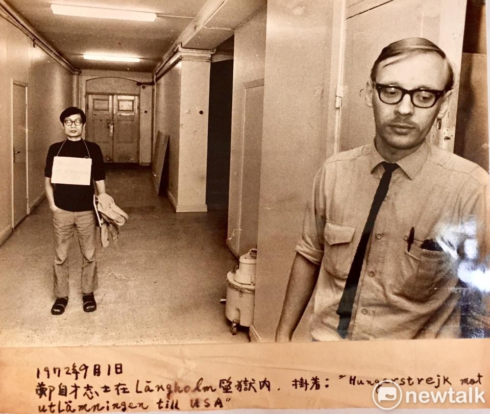 1972年9月1日鄭自才在瑞典Långholmen 監獄絕食抗議，胸前牌子寫著：hungerstrejk mot utlämningen till USA