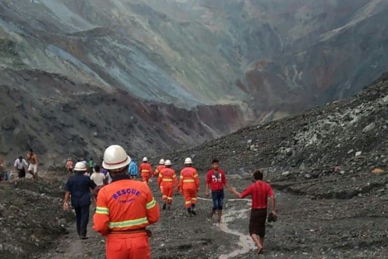 Photo fournie par les pompiers birmans de sauveteurs sur les lieux d'un glissement de terrain dans le nord de la Birmanie, le 2 juillet 2020. - Handout © 2019 AFP