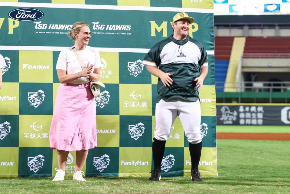 鳥松拿下來台首勝與單場MVP，邀請未婚妻一起上MVP頒獎台。圖 / 翻攝自台鋼雄鷹 TSG HAWKS官方粉專