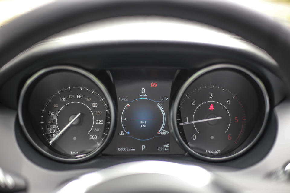 D150車型在傳統的雙筒儀表中內建液晶顯示幕，若高階車款則以12.3吋全數位液晶螢幕取代。