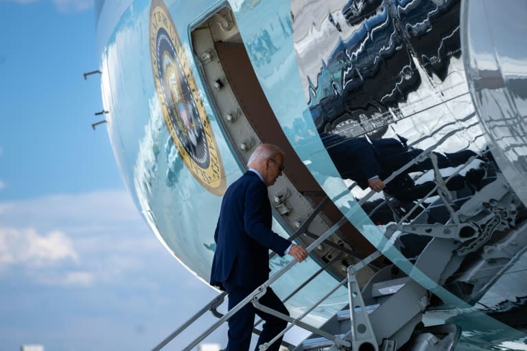 El presidente de Estados Unidos, Joe Biden, aborda el avión Air Force One para partir del aeropuerto internacional Harry Reid, en Las Vegas, el 17 de julio de 2024 (Kent Nishimura)
