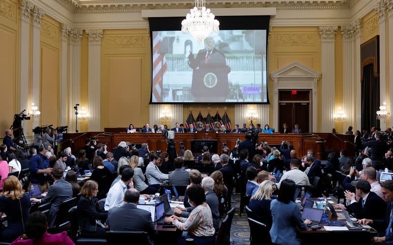 El expresidente Donald Trump aparece en la pantalla de video durante la tercera de ocho audiencias públicas planificadas por el Comité Selecto de la Cámara de Representantes para investigar el ataque del 6 de enero al Capitolio, en el Capitolio, Washington, EEUU.