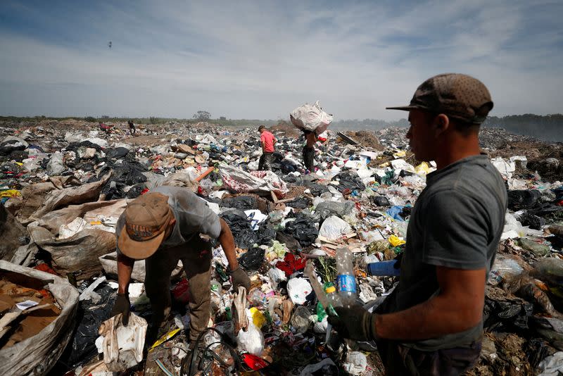 FILE PHOTO: Poor Argentines feel the pain of economic crisis