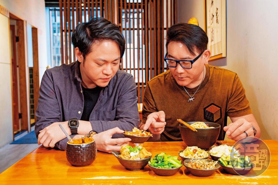 林東芳（右）的次子林子凡（左），近年回家幫忙，父子倆正在討論如何改良店內料理。