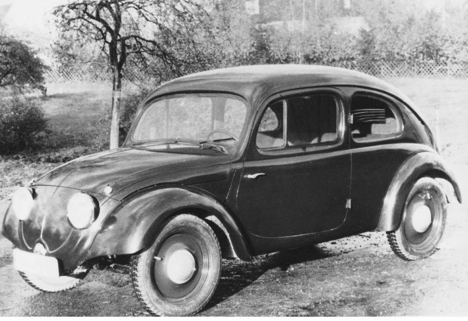 Ferdinand Porsche受納粹德國政府交付的第一個任務，就是在1935年所發表的國民車 「Volkswagen」，也是之後一代傳奇Volkswagen Beetle「金龜車」的前身。