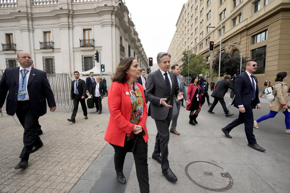 La ministra de Relaciones Exteriores de Chile, Antonia Urrejola, al frente, camina con el secretario de Estado de Estados Unidos, Antony Blinken, frente al Palacio de La Moneda en Santiago, Chile, el miércoles 5 de octubre de 2022. (AP Foto/Esteban Félix, Pool)