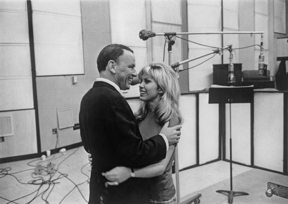 <p>Frank Sinatra mit Tochter Nancy bei ihrer ersten gemeinsamen Recording-Session. Das Vater-Tochter-Duo nahm einige gemeinsame Werke auf. Auch ein Weihnachtsalbum ("The Sinatra Family Wish You A Merry Christmas") erschien 1968. Darauf sangen der Vater und seine drei Kinder. Ein Familienmensch sei der rastlose Sinatra allerdings nie gewesen. Laut seiner Biografen fühlte sich The Voice daheim immer ein wenig unwohl. (Bild: Keystone Features/Getty Images)</p> 