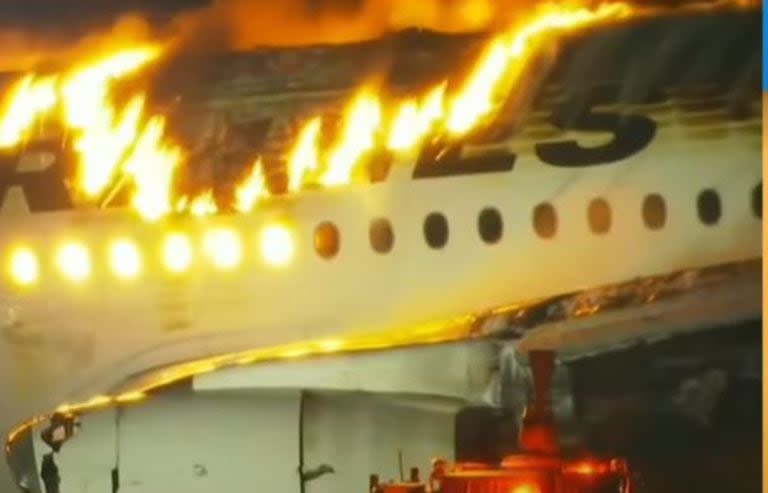 Se incendió un avión en el aeropuerto de Tokio