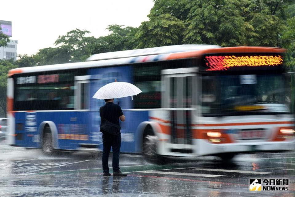 ▲今(19)日凌晨，中央氣象局持續針對北北基發布大雨特報。（圖／NOWnews）