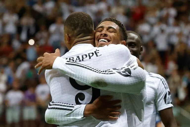 El abrazo entre Mbappé y Bellingham, parta el triunfo de Real Madrid