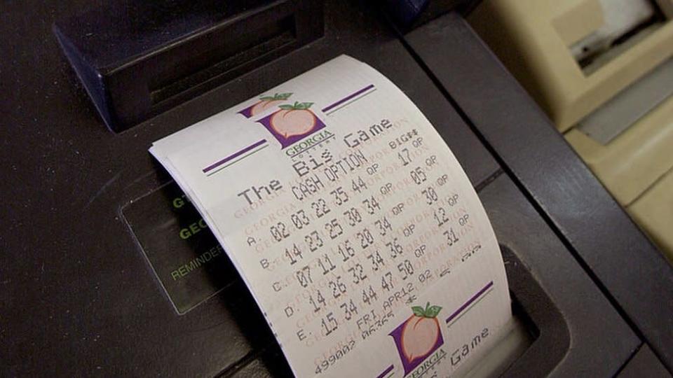 Un boleto de lotería en una máquina