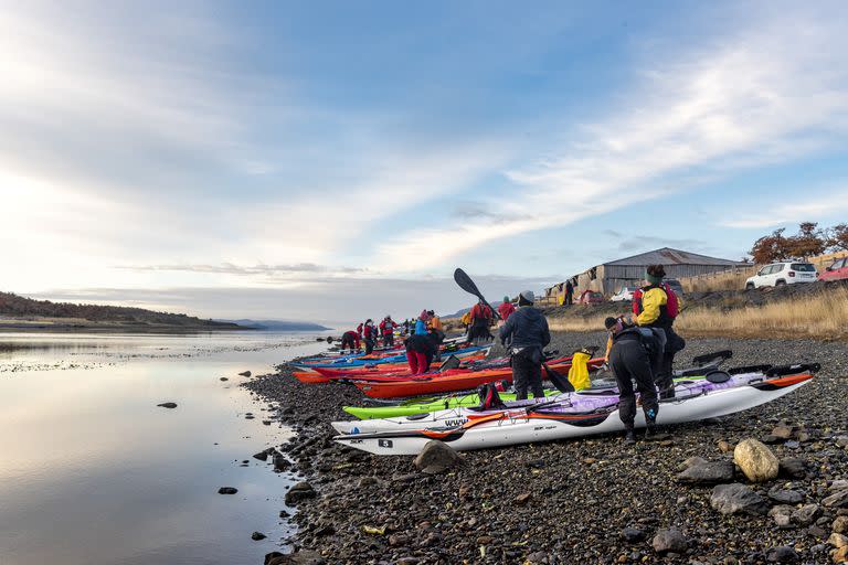 Los activistas argentinos y chilenos hicieron una unión simbólica del Canal de Beagle para manifestarse en contra de la salmonicultura. Foto: Gentileza Sin Azul No Hay Verde