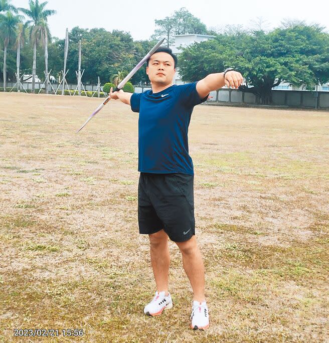 亞洲男子標槍紀錄保持人鄭兆村，右手肘開刀治療一年多，終於即將在港都盃田徑賽復出了。（黃邱倫攝）