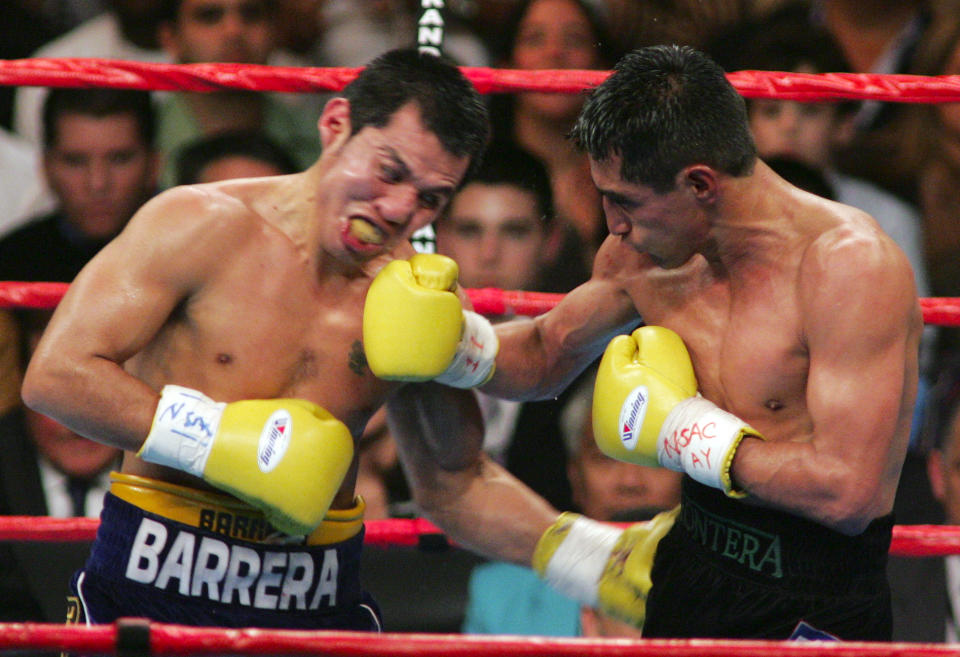 Marco Antonio Barrera y Érik 'Terrible' Morales durante su tercera pelea en Las Vegas. (REUTERS/Ethan Miller  EM/SH)