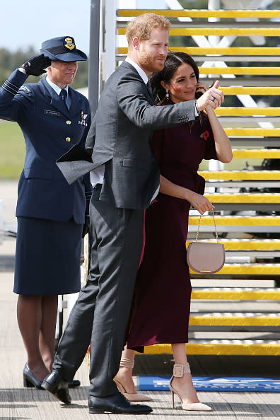 Prinz Harry und seine Ehefrau Meghan am Flughafen von Sidney in Australien. (Bild: Getty Images)