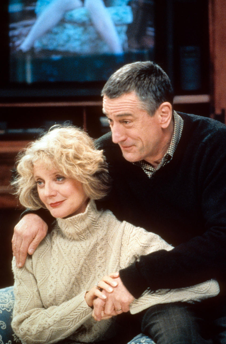 Blythe Danner sitting with Robert De Niro in a scene from the film 'Meet The Parents', 2000. (Photo by Universal/Getty Images)