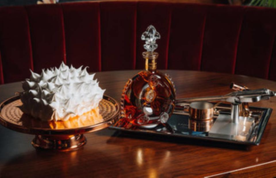 El postre Louis XIII Baked Alaska de Papi Steak es una delicia única en la vida que no tiene nada de un postre común.