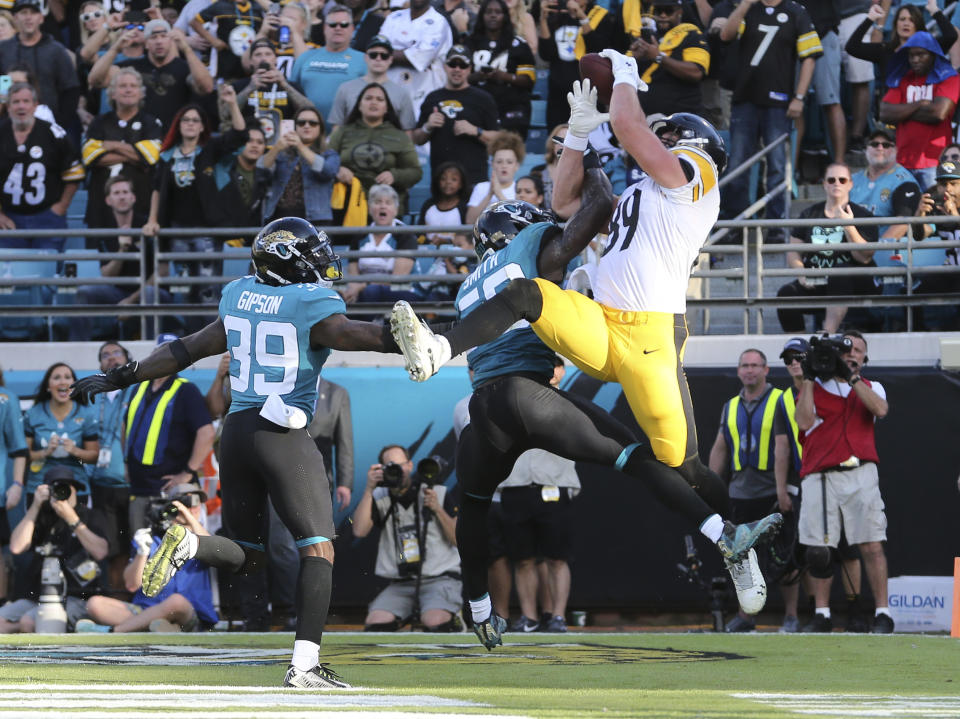Pittsburgh Steelers tight end Vance McDonald, right, catches an 11-yard pass for a touchdown over Jacksonville Jaguars outside linebacker Telvin Smith, center, and free safety Tashaun Gipson (39) during the second half of an NFL football game, Sunday, Nov. 18, 2018, in Jacksonville, Fla. (AP Photo/Gary McCullough)