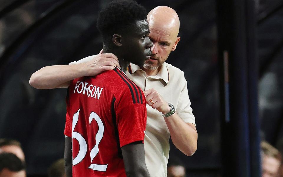 Erik ten Hag  speaks with Omari Forson after his substitution - Erik ten Hag slams &#x002018;unforgivable&#x002019; Man Utd after players lose their heads in Borussia Dortmund loss