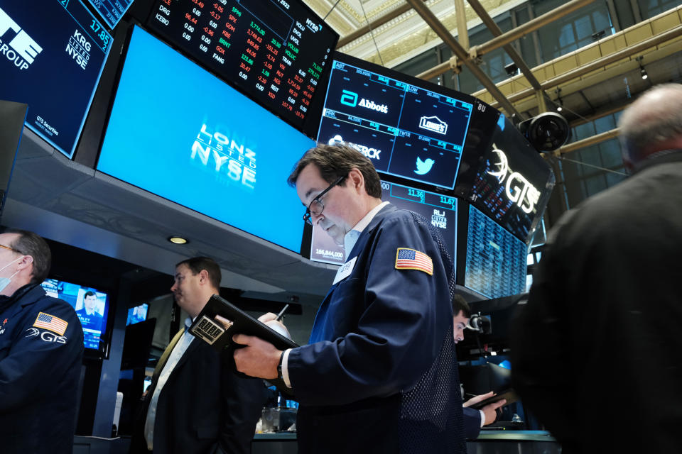 Nowy Jork, Nowy Jork - 14 czerwca: Traderzy pracują na platformie New York Stock Exchange (NYSE) 14 czerwca 2022 r. w Nowym Jorku.  Po poniedziałkowym spadku o ponad 800 punktów, Dow wzrósł w porannym handlu, wysyłając rynki na terytorium niedźwiedzi w obawie przed możliwą recesją.  (Zdjęcie: Spencer Flat / Getty Images)