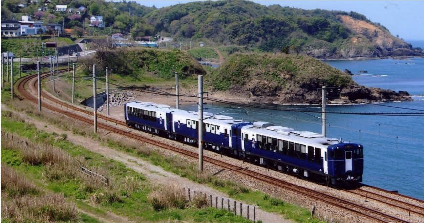 越乃Shu＊Kura觀光列車行駛於新潟縣，主打日本酒主題。（圖／JR東日本提供，以下同）