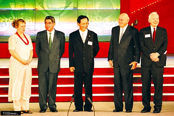 2001年世界和平台灣發聲晚會，洪道子博士(中)主持「世界之愛和平鐘」鳴鐘儀典，四位諾貝爾和平獎得主鳴鐘。