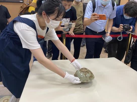 福建撈起元代龍泉窯名瓷。（圖／翻攝自漳州市公安微信）