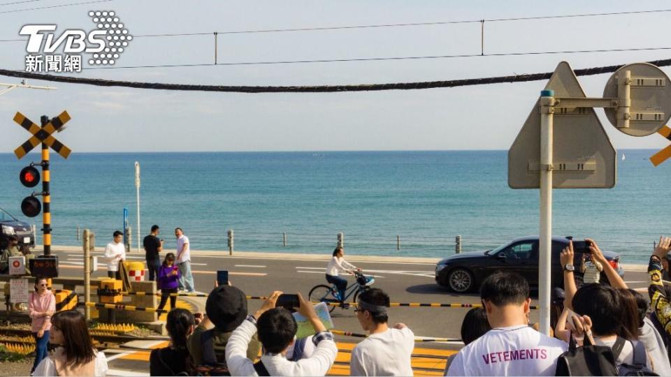 江之島電鐵的「鐮倉高校前」車站平交道附近擠滿人。（示意圖／Shutterstock達志影像）