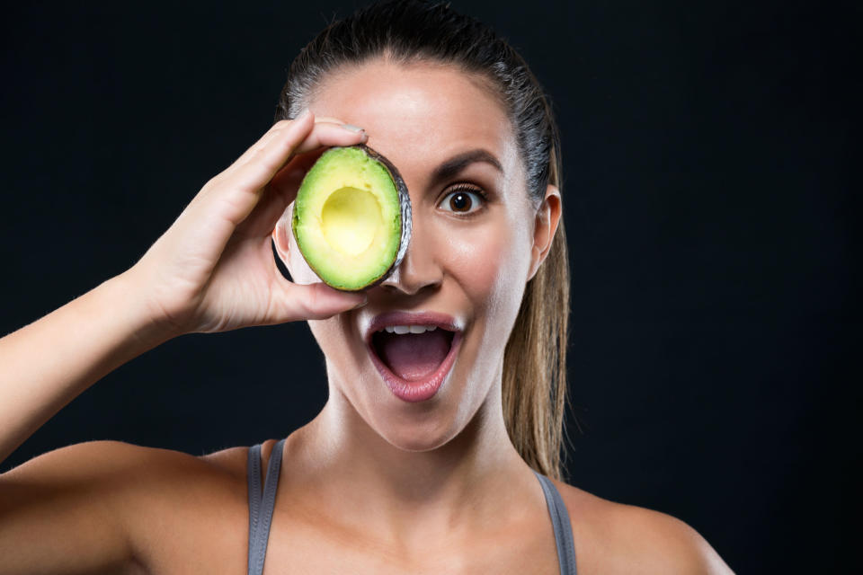 <p>Los aguacates nos aportan hasta el 40% de la cantidad diaria de fibra recomendada, pero también son ricos en vitamina C, por lo que fortalecen nuestras defensas. (Foto: Freepik / <a rel="nofollow noopener" href="https://www.freepik.es/foto-gratis/mujer-joven-hermosa-que-sostiene-el-aguacate-sobre-fondo-negro_1623572.htm" target="_blank" data-ylk="slk:nensuria;elm:context_link;itc:0;sec:content-canvas" class="link ">nensuria</a>). </p>