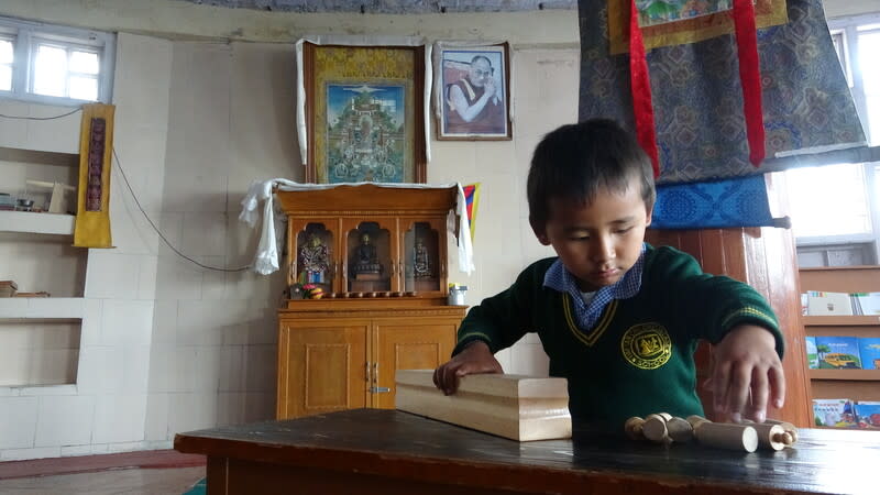 西藏兒童村  西藏文化傳承基地 西藏兒童村總部位於印度北部山城達蘭薩拉，是傳承 西藏文化與為流亡藏人延續藏族身分認同的基地。圖 為一名幼兒園學生，在達賴喇嘛肖像前玩耍。 中央社記者林行健達蘭薩拉攝  113年4月28日 