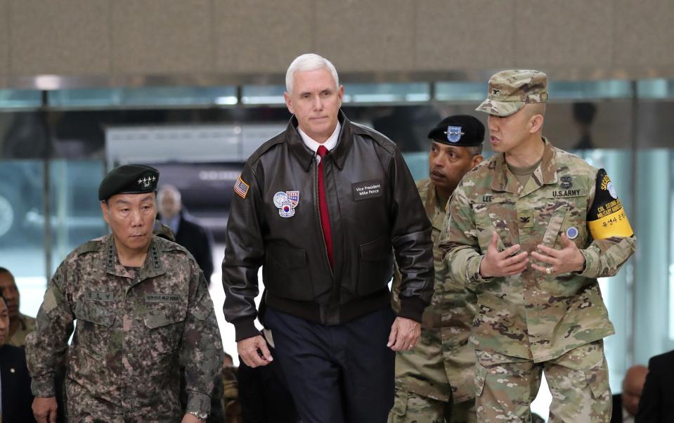 El vicepresidente de Estados Unidos, Mike Pence, a su llegada a la localidad fronteriza de Panmunjom, en la zona desmilitarizada que separa Corea del Sur de Corea del Norte desde la guerra en la península de Corea en la década de 1950, en Corea del Sur, el 17 de abril de 2017. (AP Foto/Lee Jin-man)