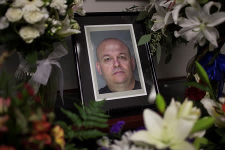 A memorial for Sacramento County Sheriff's Deputy Danny Oliver sits in the Sheriff's Department in Sacramento, October 28, 2014. REUTERS/Max Whittaker