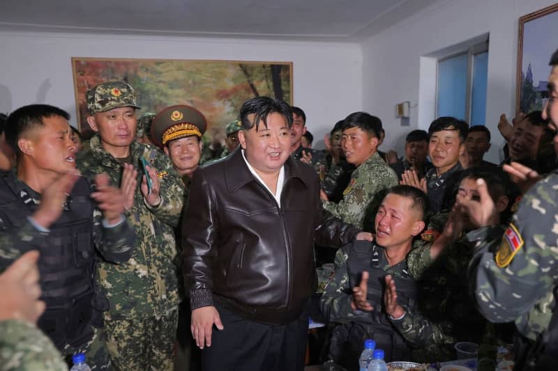 A picture released by the North Korean State News Agency (KCNA) on 25 March 2024 shows North Korean leader Kim Jong-un (C) visiting the headquarters of the Seoul Ryu Kyong Su Guards 105th Tank Division of the Korean People's Army (KPA) at an undisclosed location in North Korea. -/YNA via KCNA /dpa