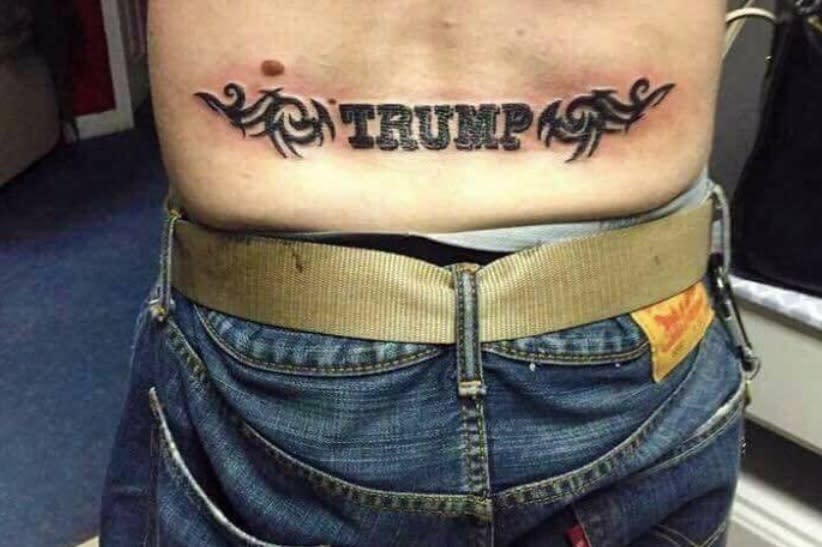 <p>Im Englischen nennt man das zu trauriger Berühmtheit gelangte Arschgeweih „Tramp Stamp“ – hier liegt allerdings ein ganz besonderer Fall vor: Ein „Trump Stamp“. Schließlich ließ sich dieser Fan den Namen des US-amerikanischen Präsidenten auf den unteren Rücken tätowieren. Trump dürfte das gefallen – trotz der eher mäßigen Qualität. (Bild: Screenshot Twitter/@staymaddening) </p>