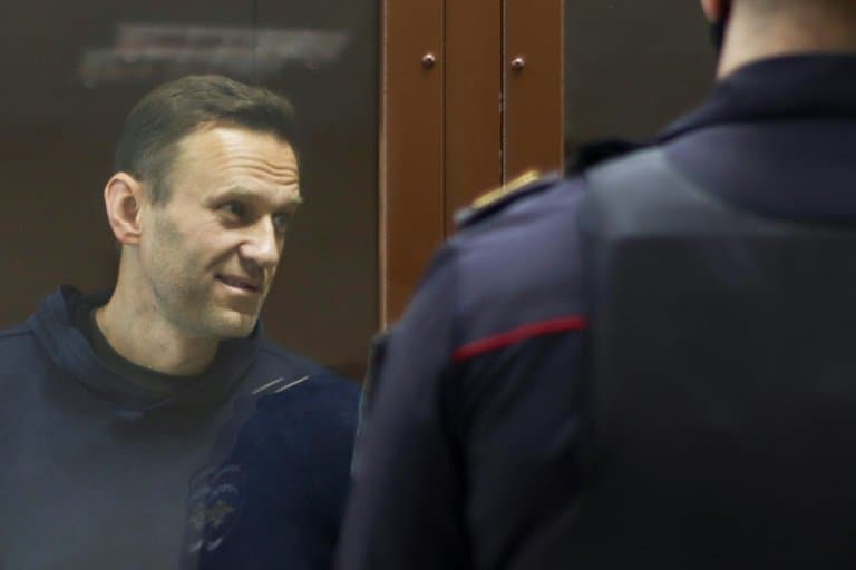 L'opposant russe Alexeï Navalny, dans un box en verre, lors de son procès en diffamation, le 5 février 2021 à Moscou - Handout © 2019 AFP