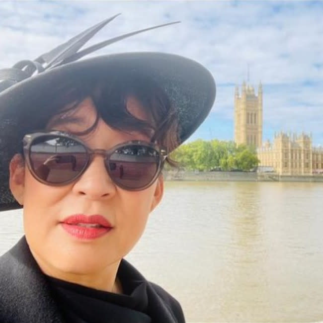 Sandra Oh posa frente al Big Ben el día del funeral de Isabel II credit:Bang Showbiz