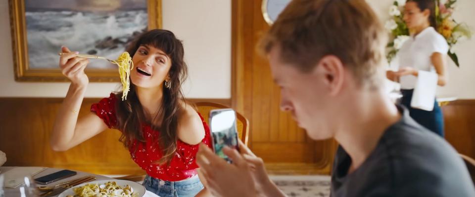 The model couple in Triangle of Sadness does an instagram shoot with pasta the girlfriend never eats