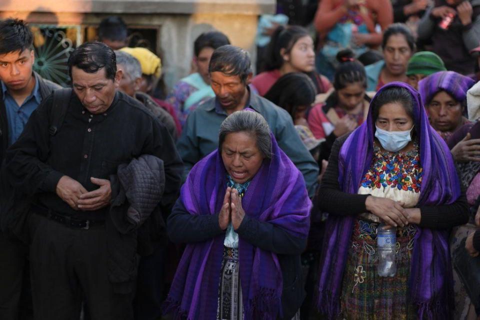 Personas hacen duelo por familiares muertos en una masacre en Tamaulipas en 2021. 