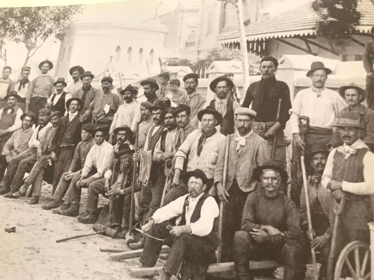 Personal de mayordomía en el Mercado de Liniers, año 1920