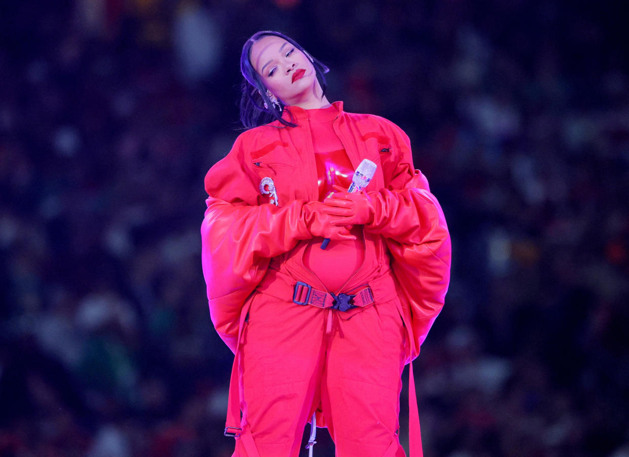 Rihanna regresó a los escenarios tras una pausa de 7 años para ser la estrella del medio tiempo del Super Bowl (REUTERS/Brian Snyder).