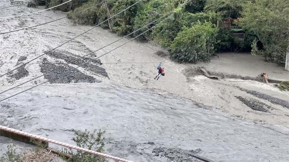 特搜隊橫渡繩索架第二組　陸空搶救大合擊！加快疏散廬山50人