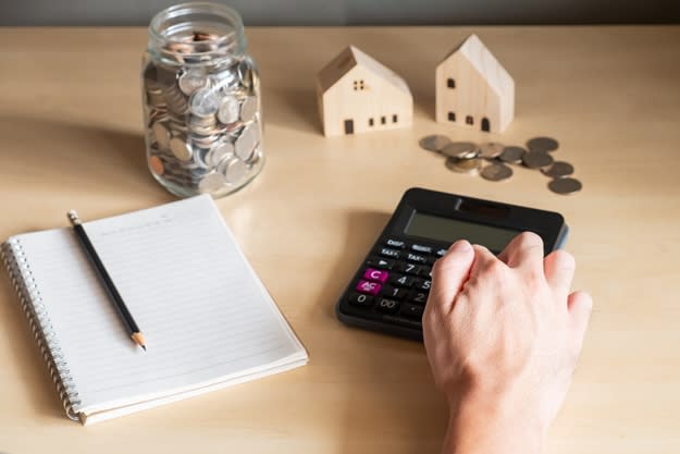 Selective,Focus,At,Asian,Men,Hand,Using,Calculator,To,Calculate