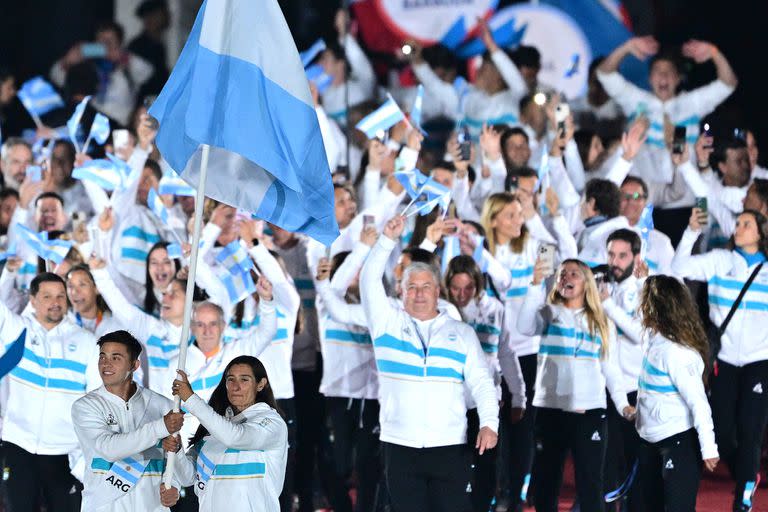 Marcos Moneta y Sabrina Ameghino, portan la bandera argentina en la entrada del grupo nacional al Estadio Nacional de Chile