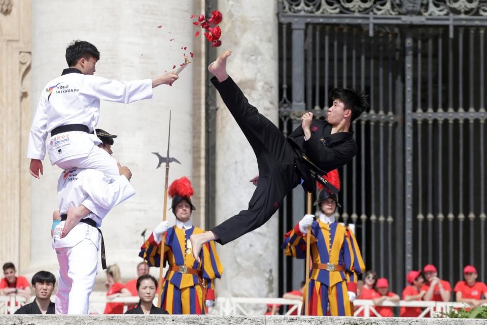 <p>Taekwondo-Sportler bieten ihre Kampfkunst bei einer Audienz im Vatikan für Papst Franziskus dar. (Bild: REUTERS/Max Rossi) </p>