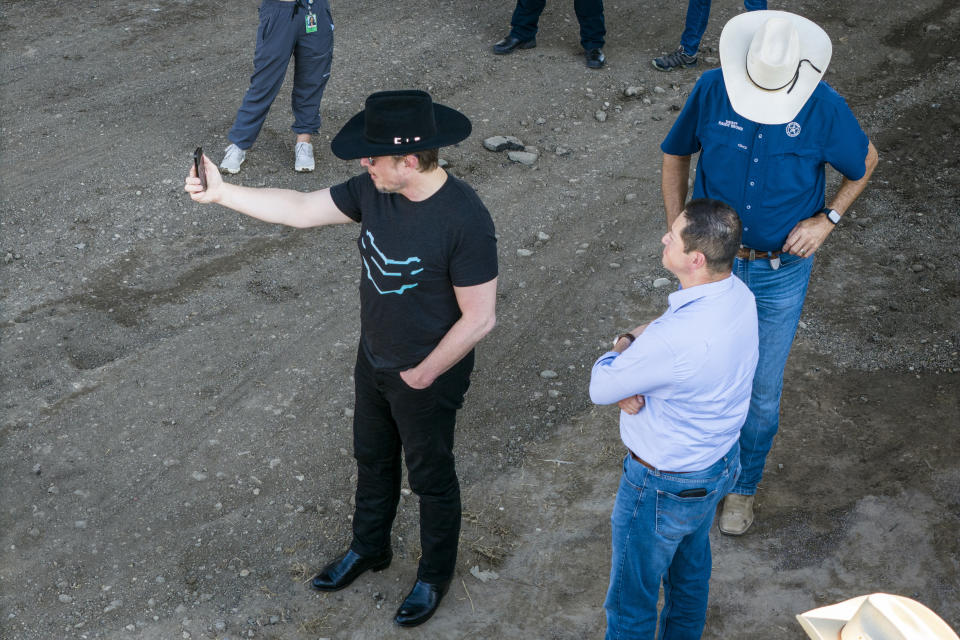 Elon Musk, con un sombrero Stetson negro, transmitiendo en vivo mientras visita la frontera entre Texas y México el 28 de septiembre de 2023 en Eagle Pass, Texas. (John Moore/Getty Images)