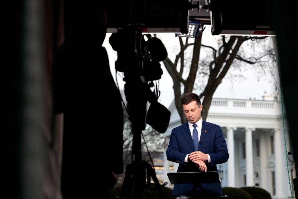 El Secretario de Transporte, Pete Buttigieg, frente a la Casa Blanca (Getty Images)