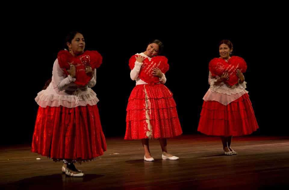 En esta imagen del 30 de abril de 2019, Martha Alvarez, a la izquierda, Janet Cerrogrande y Ana Chambi, vendedoras convertidas en actrices, actúan en el Teatro Municipal de La Paz, Bolivia. (AP Foto/Juan Karita)
