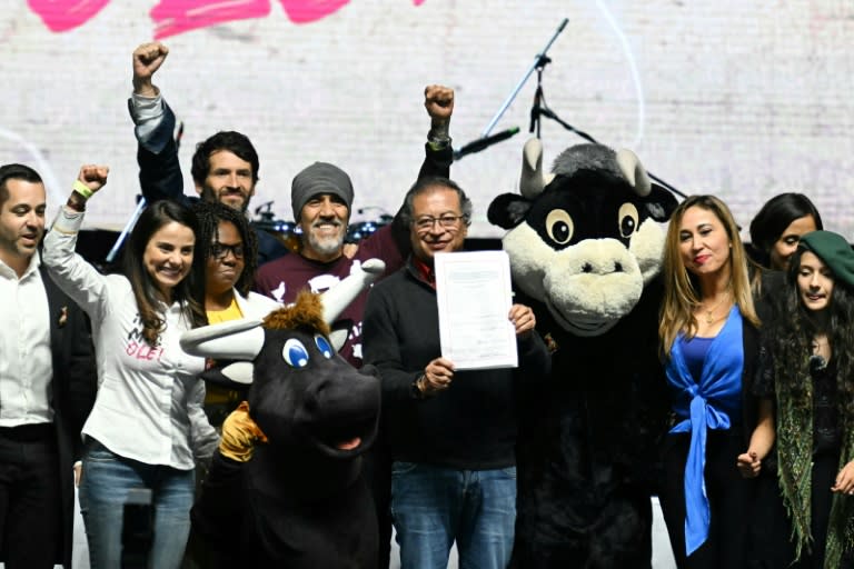 El presidente colombiano, Gustavo Petro (c), posa para una fotografía durante la firma de la ley "No más olé", que prohíbe todas las actividades taurinas en el territorio nacional, en la plaza Santamaría Toro de Bogotá, el 22 de julio de 2024 (Luis Acosta)